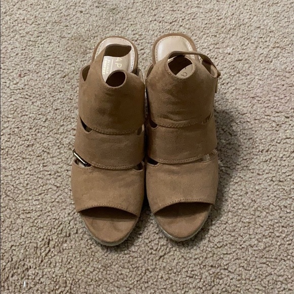 Casual sand colored wedges - Picture 3 of 3